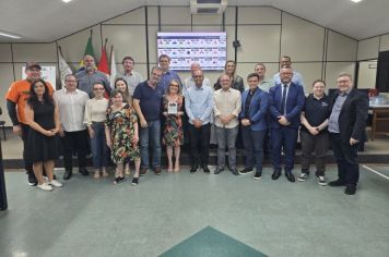 Entrega de Menção Honrosa é realizada na Sessão Ordinária