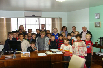 Alunos da Escola Pedro Maciel visitam a Câmara de Vereadores