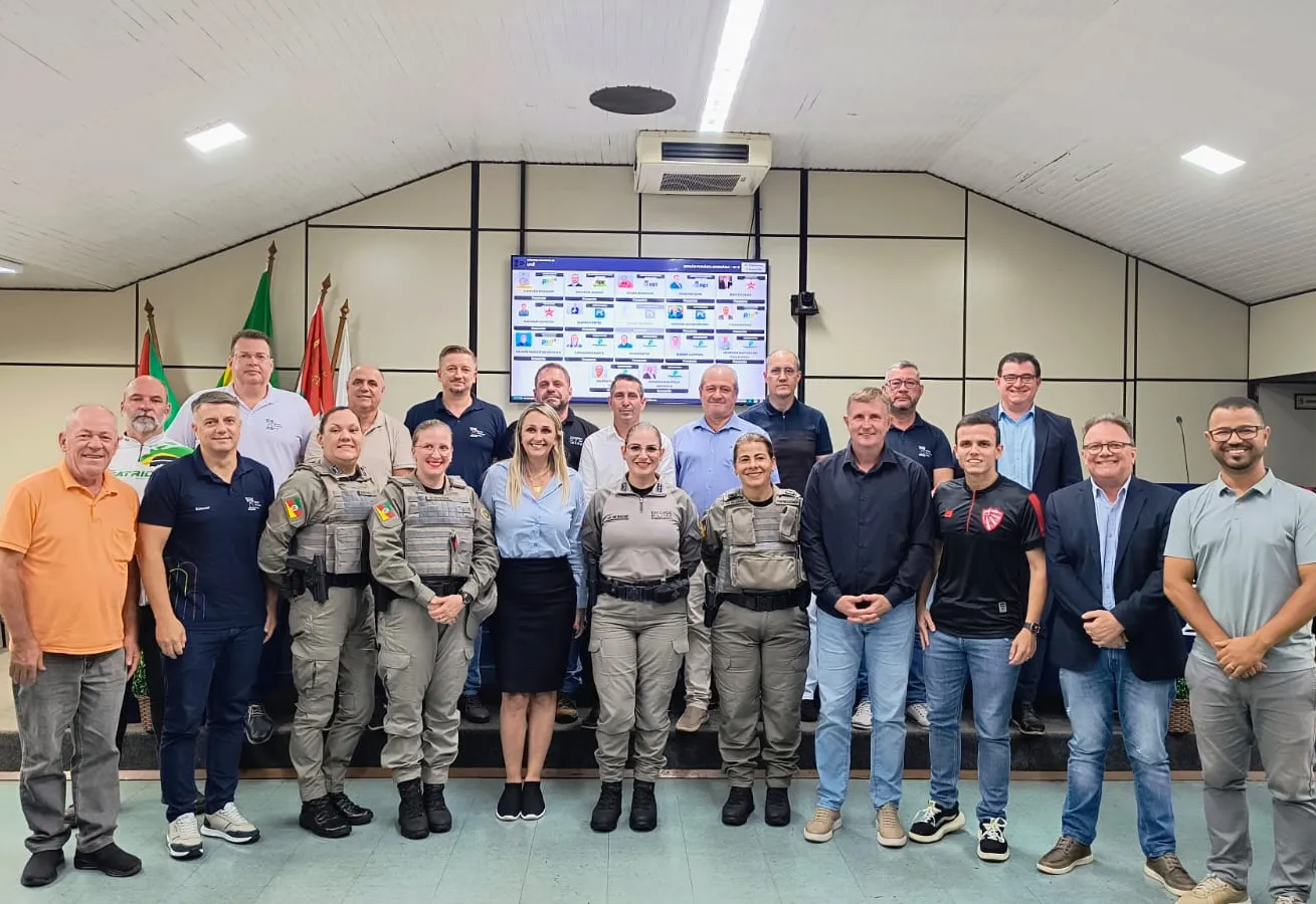  Câmara recebe na sessão ordinária Capitã Makcine para apresentar as ações do Patrulhamento Maria da Penha