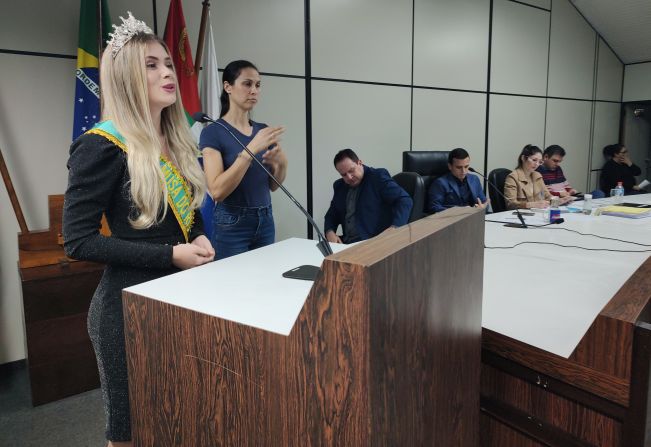Ana Lúcia Diehl Maycá recebe homenagem do Poder Legislativo