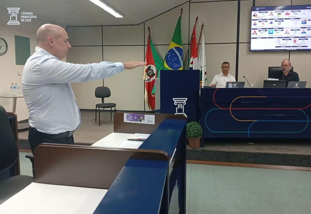 Jeferson Dalla Rosa toma posse na Câmara Municipal, nesta segunda-feira.