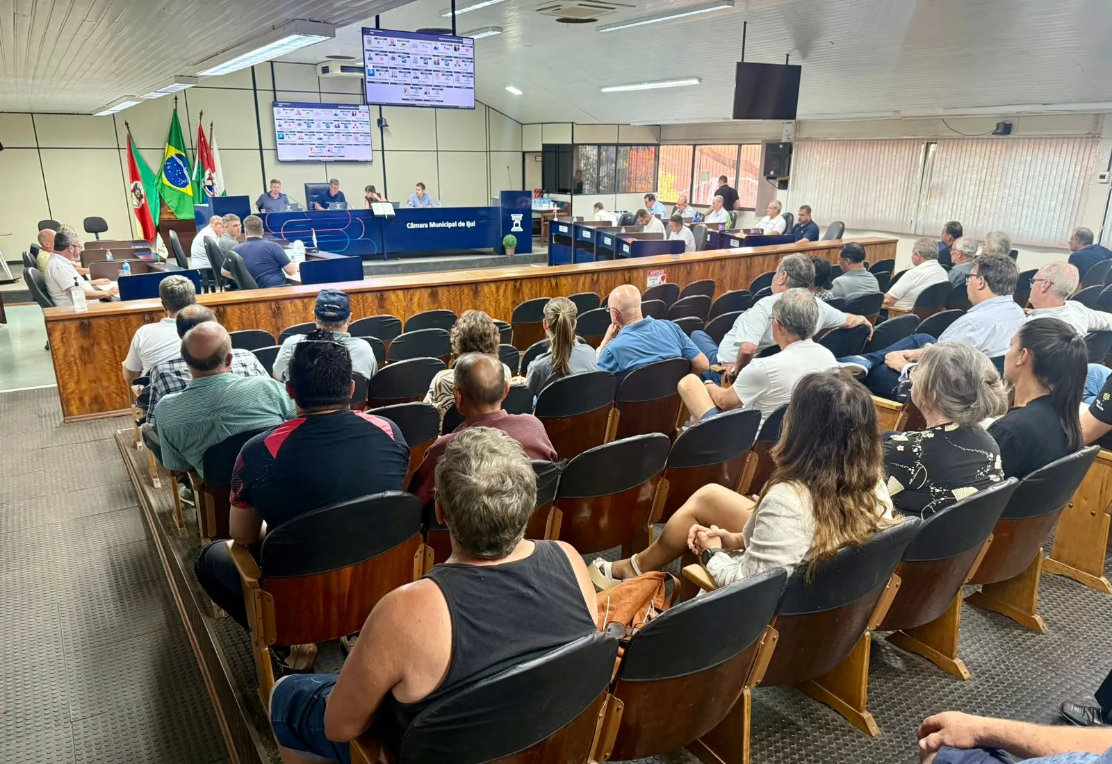 Sessão do Poder Legislativo recebe setor hoteleiro e aprova projetos para saúde e valorização estudantil