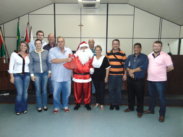 Sessão da Câmara de Vereadores contou com a presença do Papai Noel?