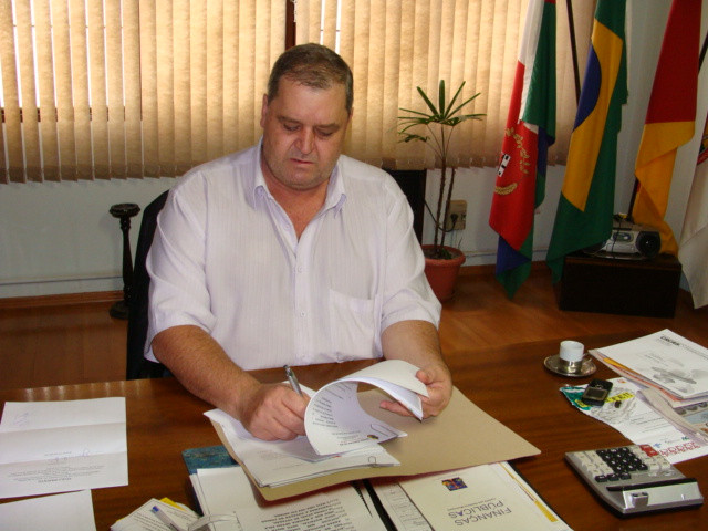 Presidente da Câmara de Vereadores promulga Lei que Dispõe sobre as Diretrizes Orçamentárias para o Exercício Financeiro de 2015