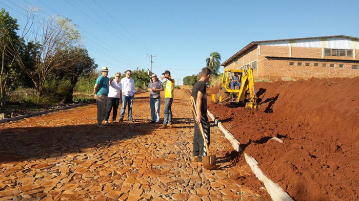 Comissão de Políticas Públicas realizou visita à obra de calçamento que dá acesso ao Distrito de Floresta